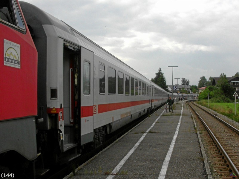 Bahn 144.jpg - Der Zug belegt den gesamten Bahnsteig von Fischen.